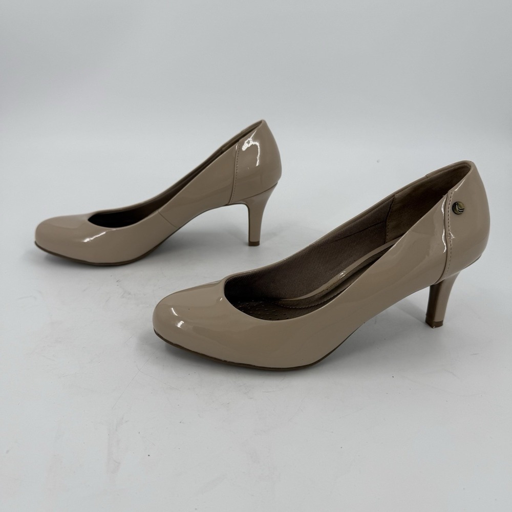 Clarks Artisan Lively Women's Size 8.5M Nude Beige Patent Leather Pumps Heels